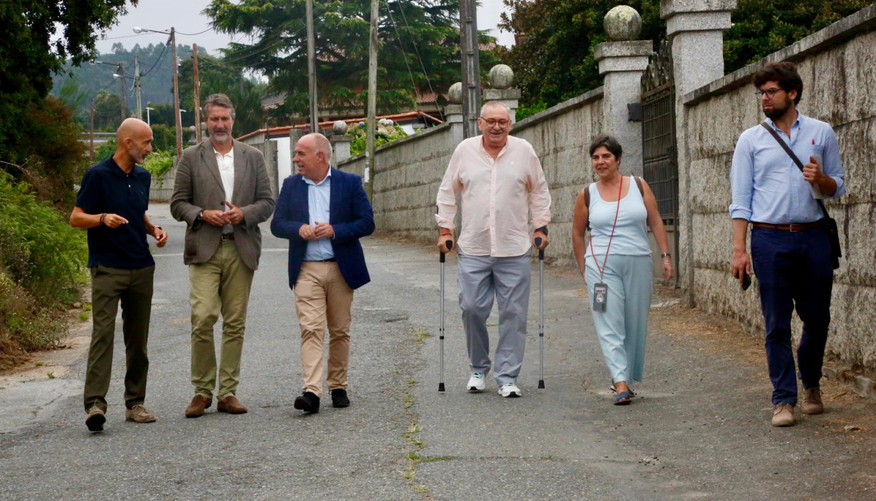 El alcalde, Alberto Varela, los concejales y el diputado, Javier Tourís, visitaron la zona