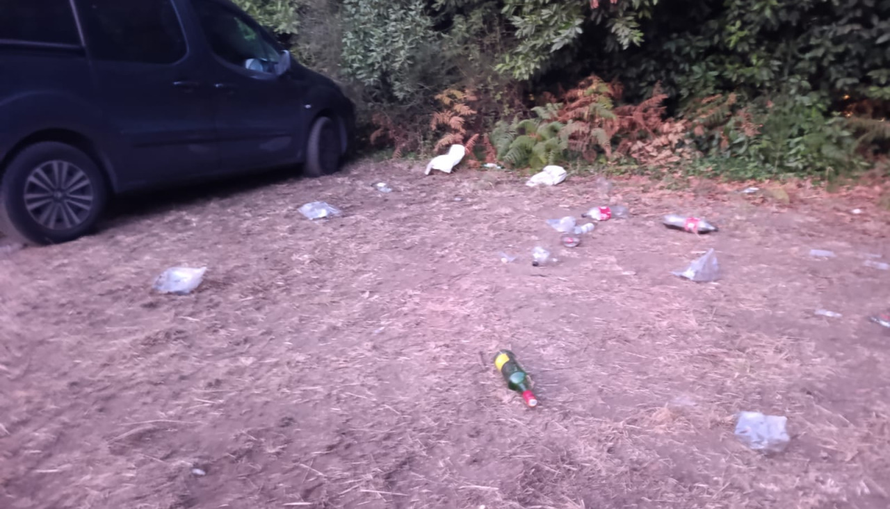 Restos de botellón en un punto del municipio