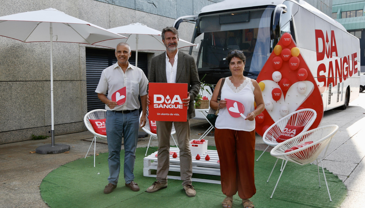 El miembro de ADOS, Luis Beira, el alcalde, Alberto Varela, y la edila de Sanidad, Tania García