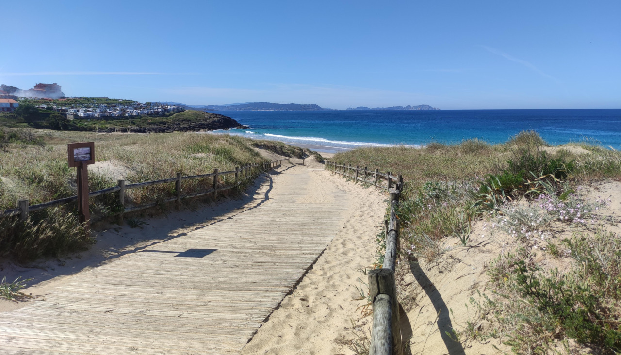 Pasarela de entrada a la playa de Montalvo