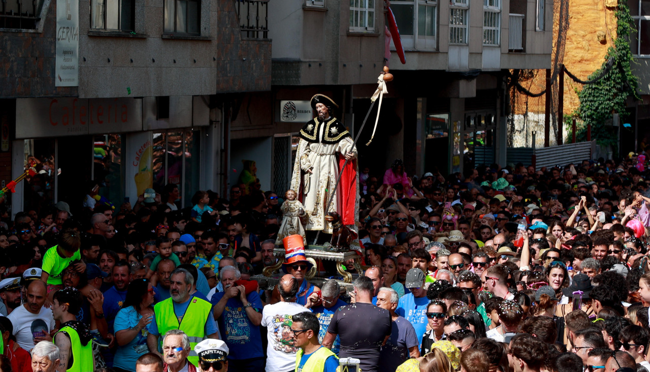 La procesión con la figura del Santo previa a la lluvia desde los balcones