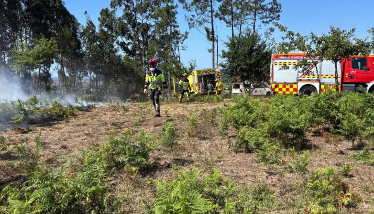 Un momento de la extinción del incendio en Ribadumia