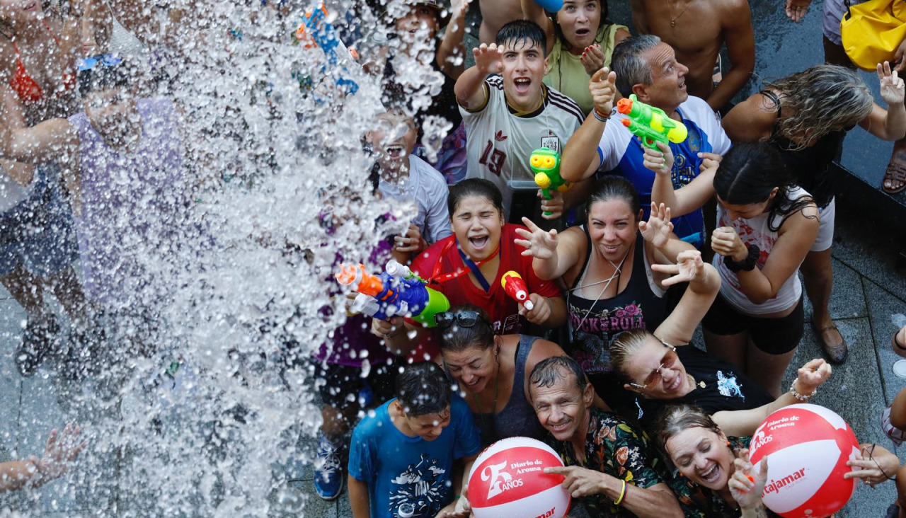 El periódico lanzó balones y agua para celebrar su 25 años contando la Festa da Auga