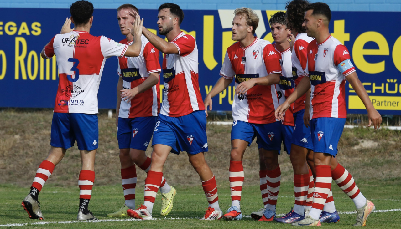 El Arosa está aprovechando la pretemporada para coger un tono físico óptimo y explorar tácticamente un nuevo sistema de juego que le ofrezca mejores garantías defensivas este año en Segunda RFEF