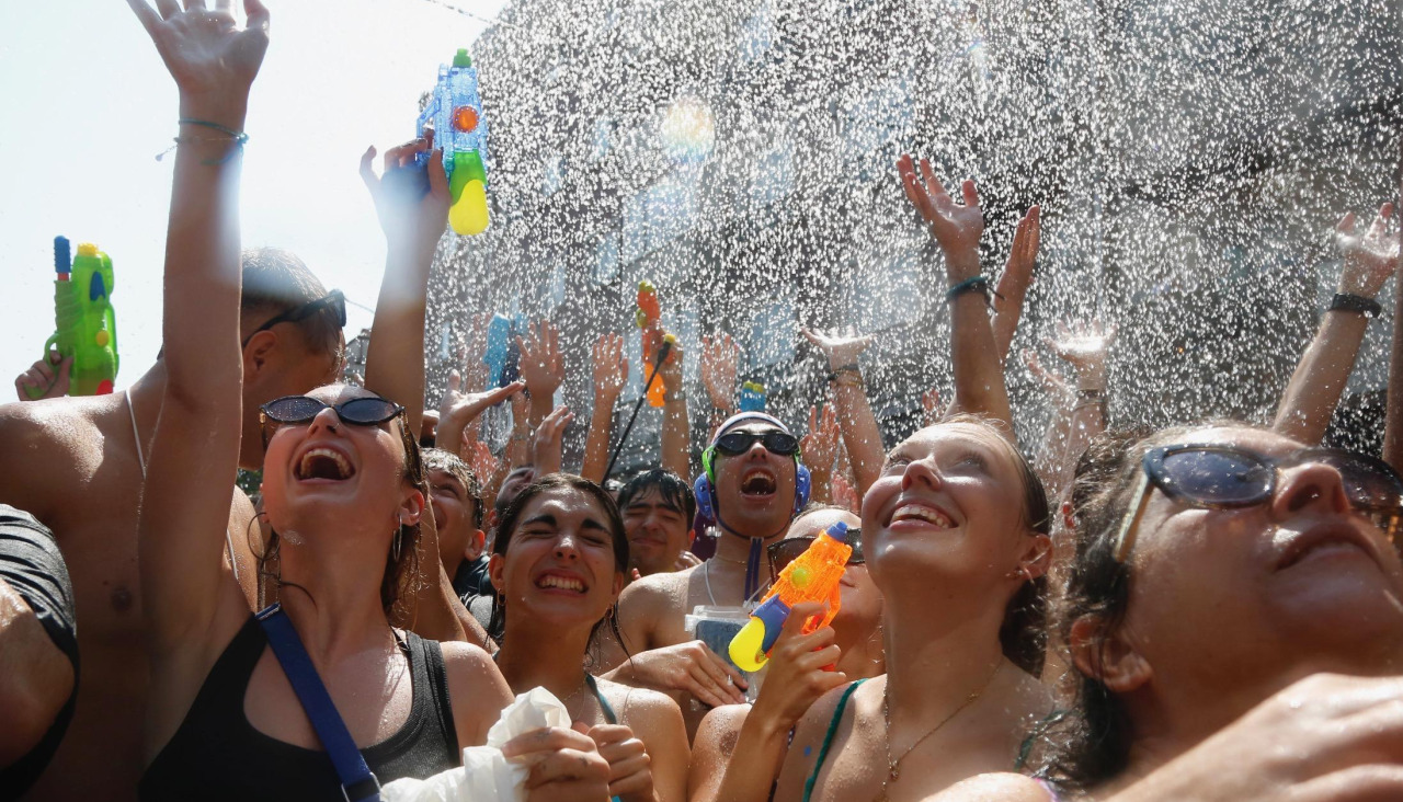 Miles de gargantas pidieron agua a gritos en una jornada de altas temperaturas