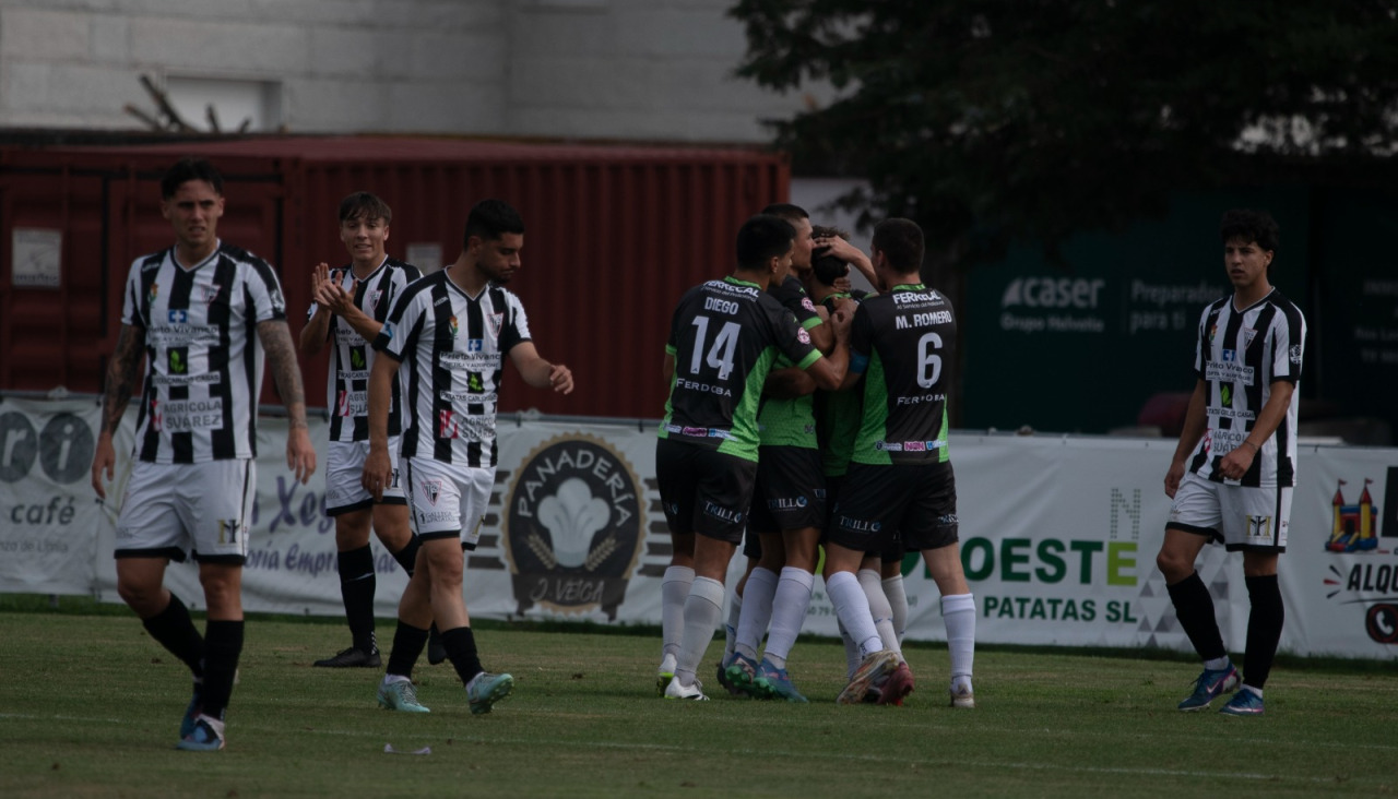 Los visitantes celebran el único gol del partido
