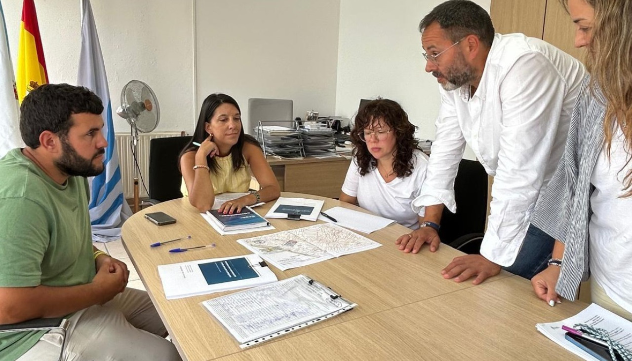 La alcaldesa de Ribeira con representantes de la Asociación Bandourrío