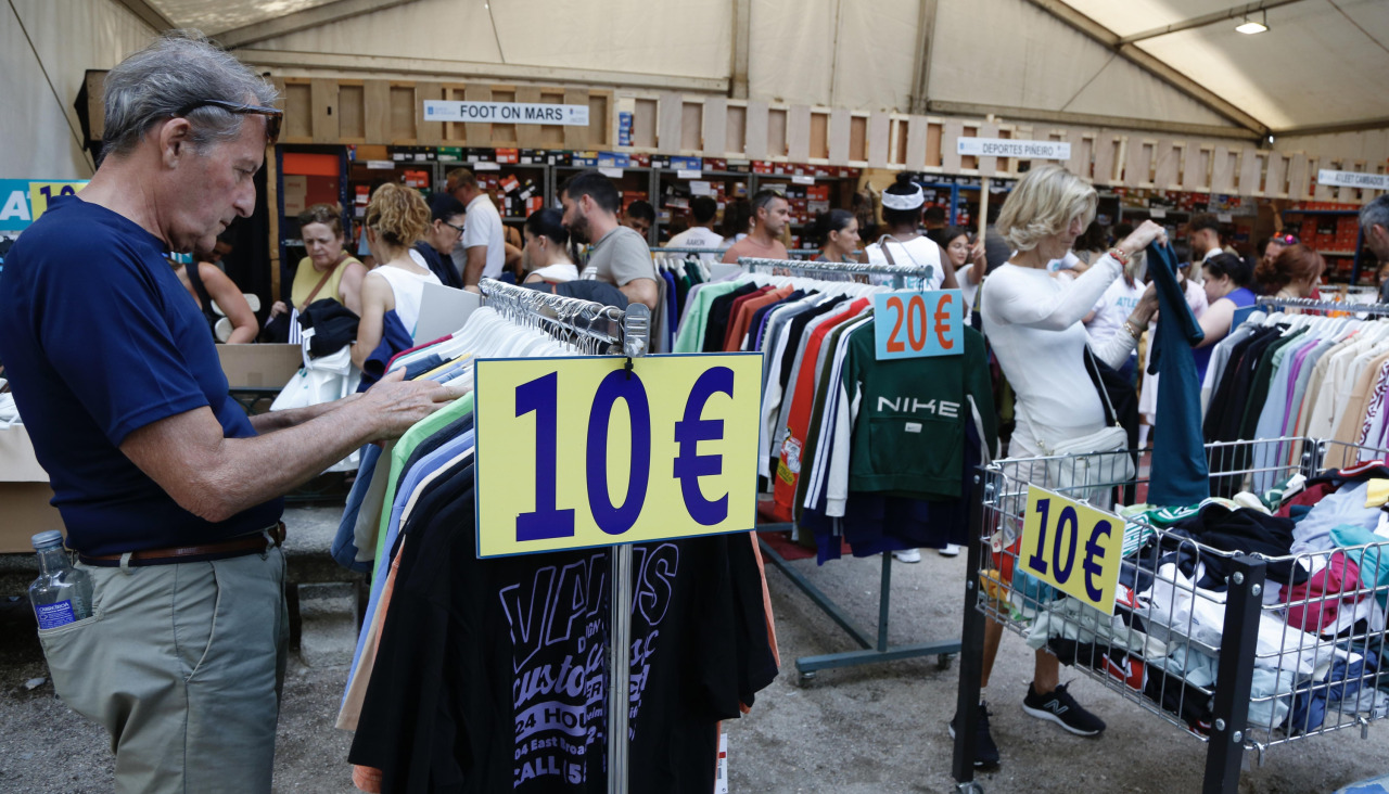 Clientes en la Feira de Oportunidades de Cambados, que tuvo lugar el fin de semana pasado