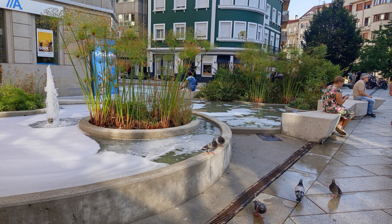 La fuente amaneció con espuma