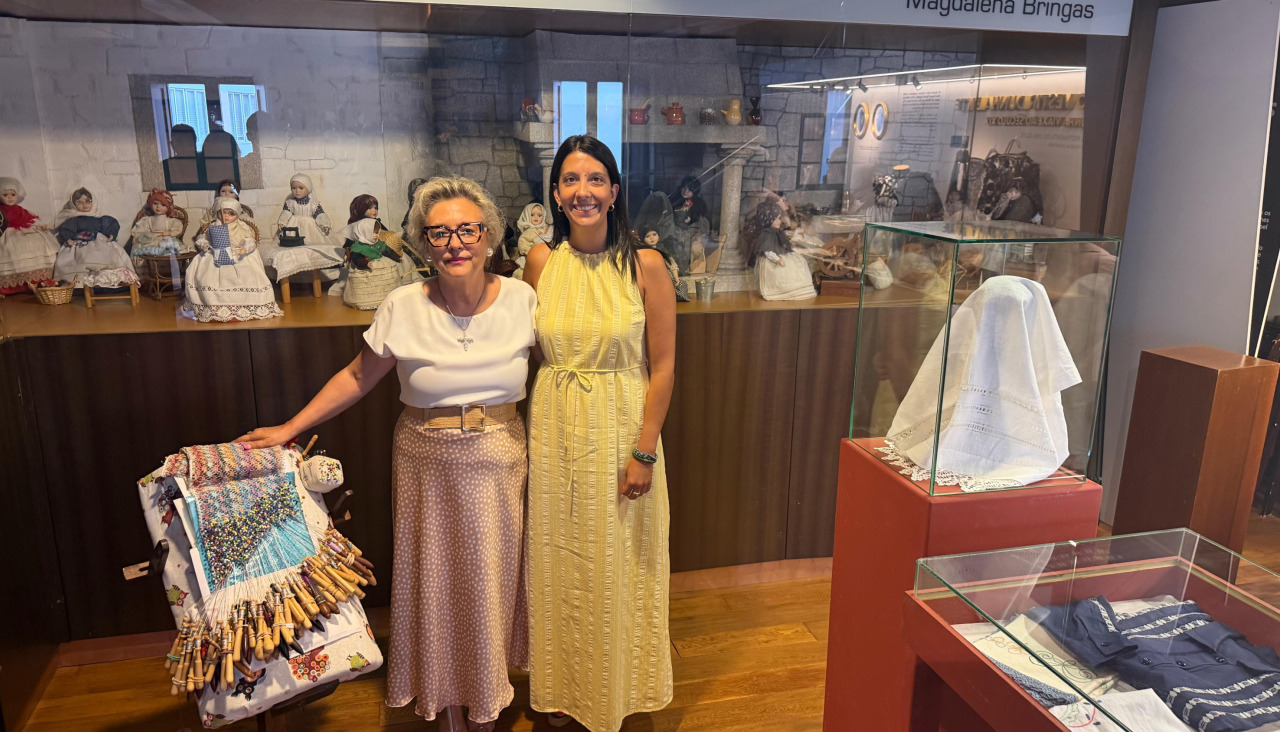 La alcaldesa de Ribeira, María Sampedro, visitando la muestra