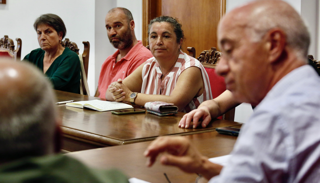 Durán, en primer término, ante ediles de la oposición, en el Pleno de esta mañana