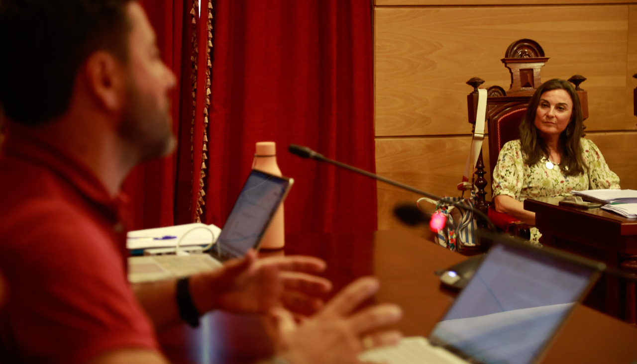 Samuel Lago y Sabela Fole, durante un debate plenario |