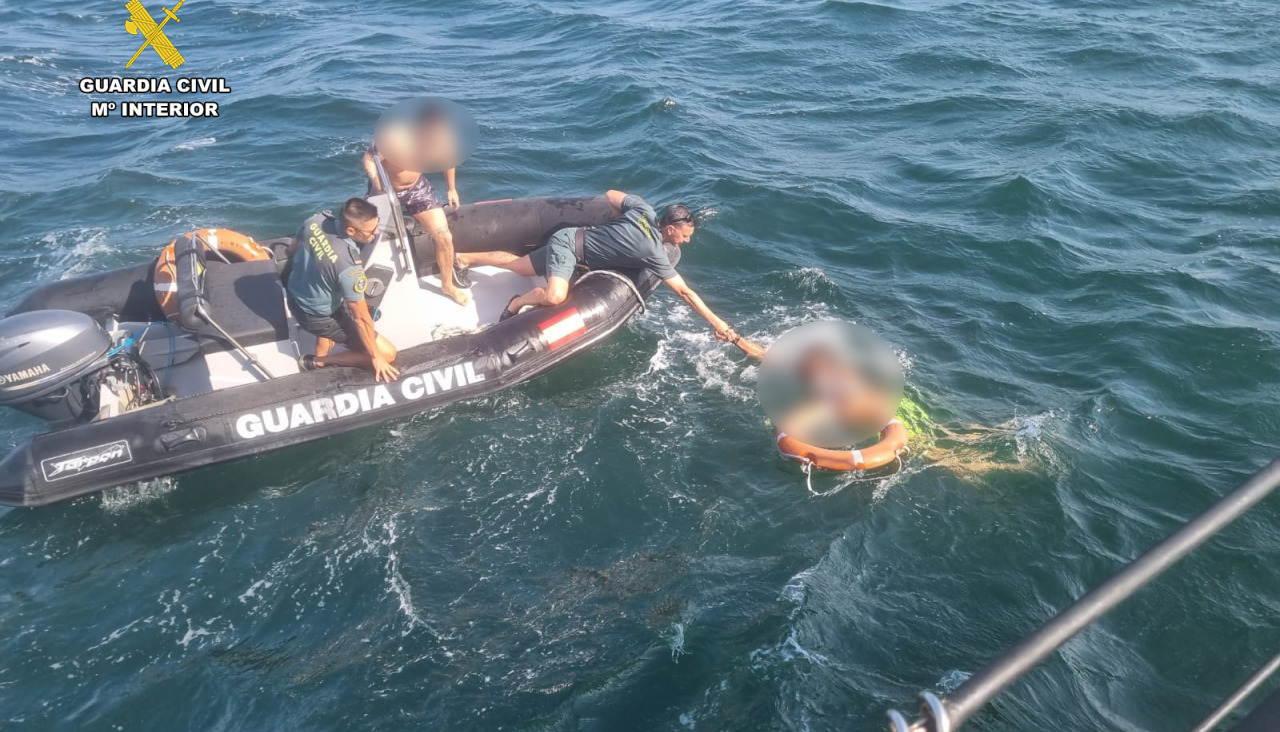 Un momento del operativo en el mar
