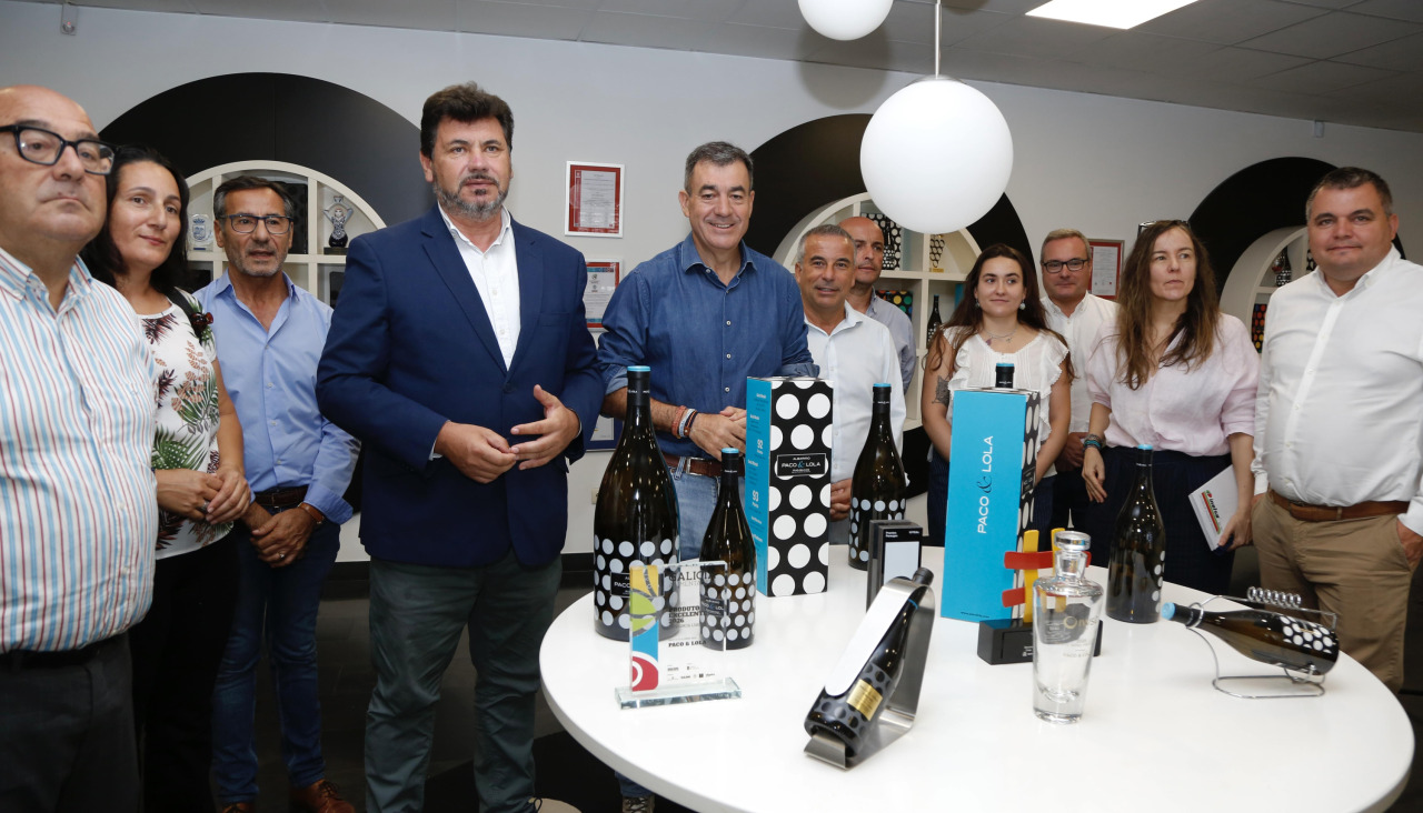 El conselleiro, el alcalde y otras autoridades, durante la visita de hoy a la bodega |
