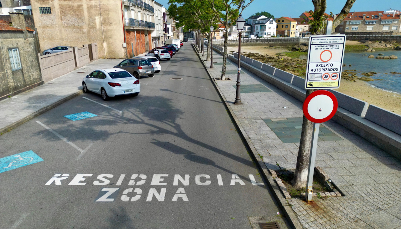 Un dos accesos controlados por lectores de matrícula |
