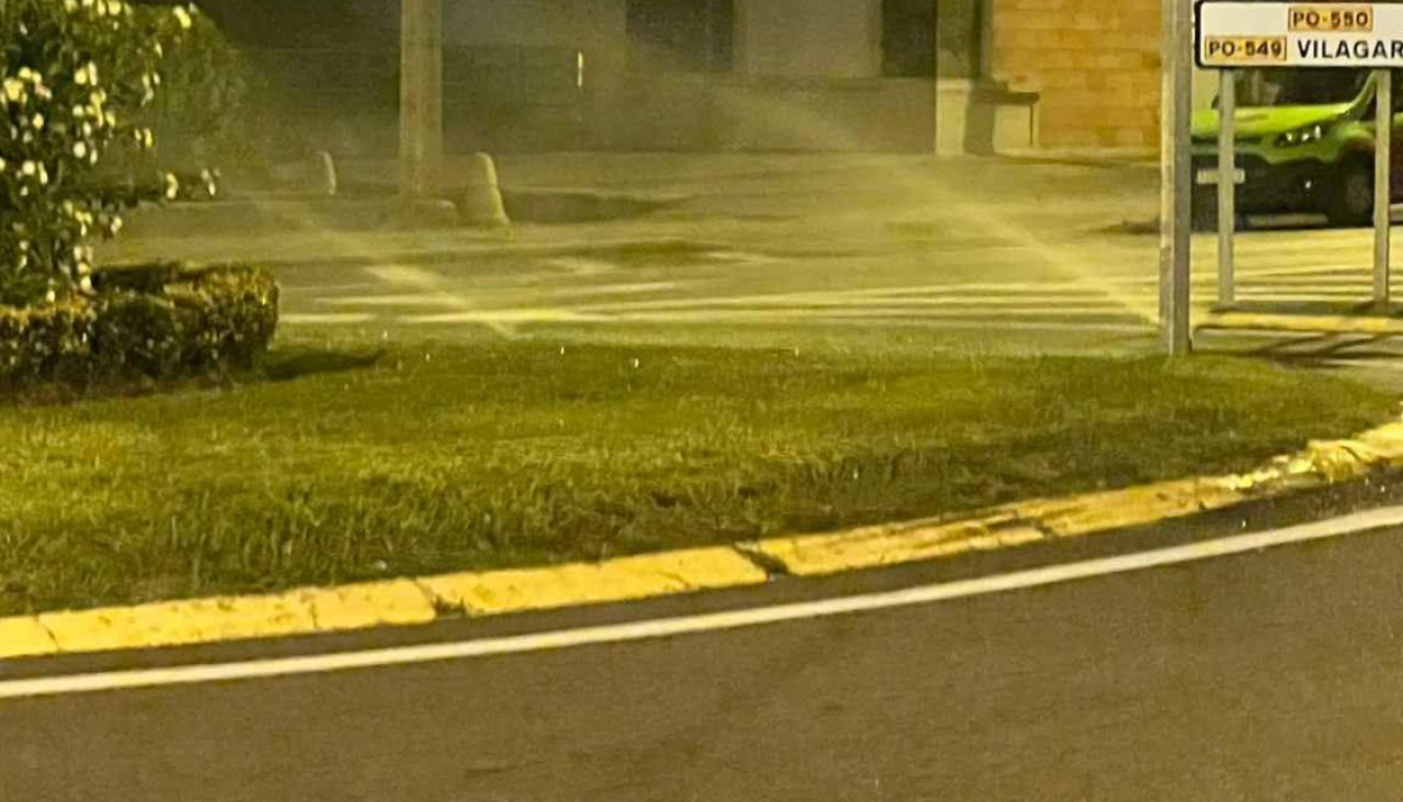 Riego automático en una rotonda en la entrada de Vilalonga