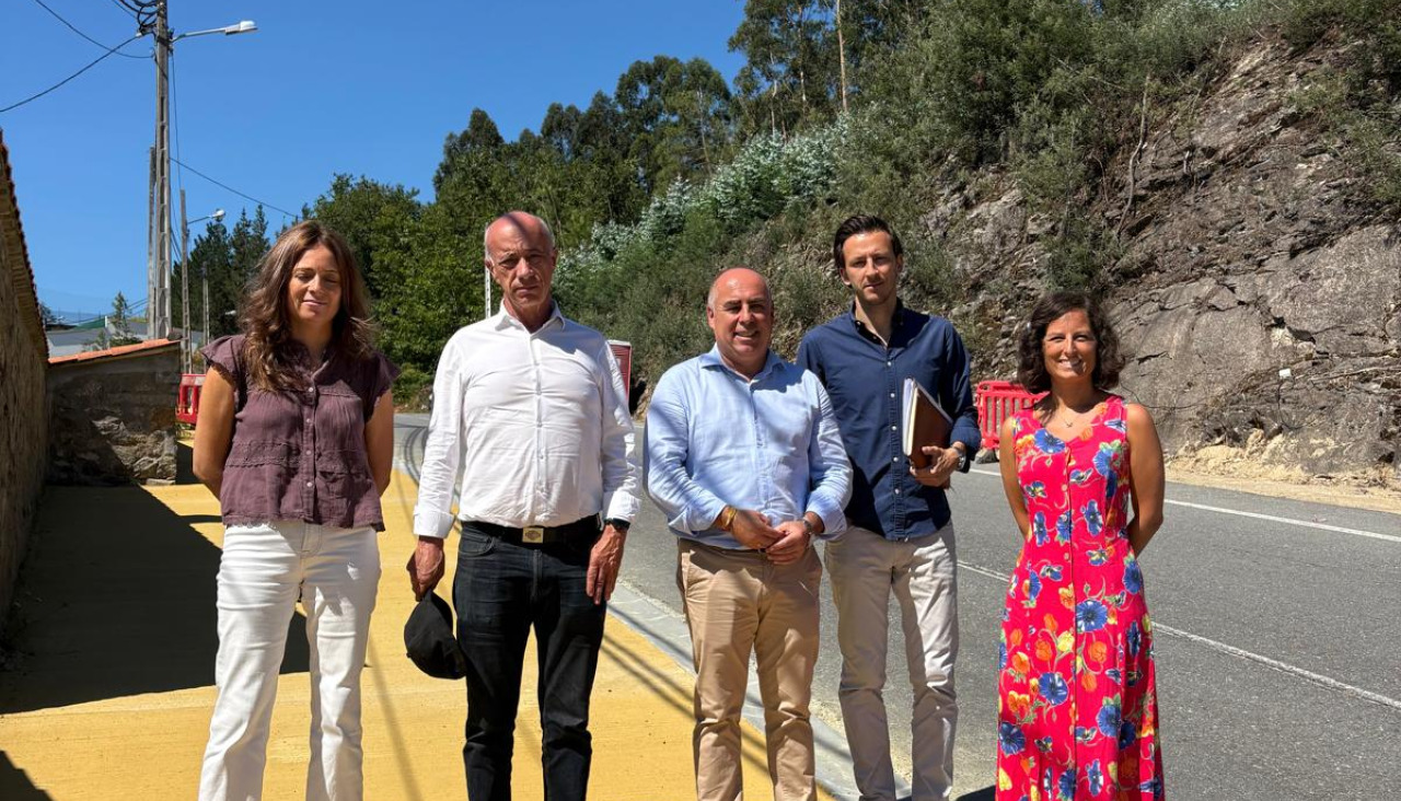 El alcalde y miembros de su equipo, en la inspección a la zona