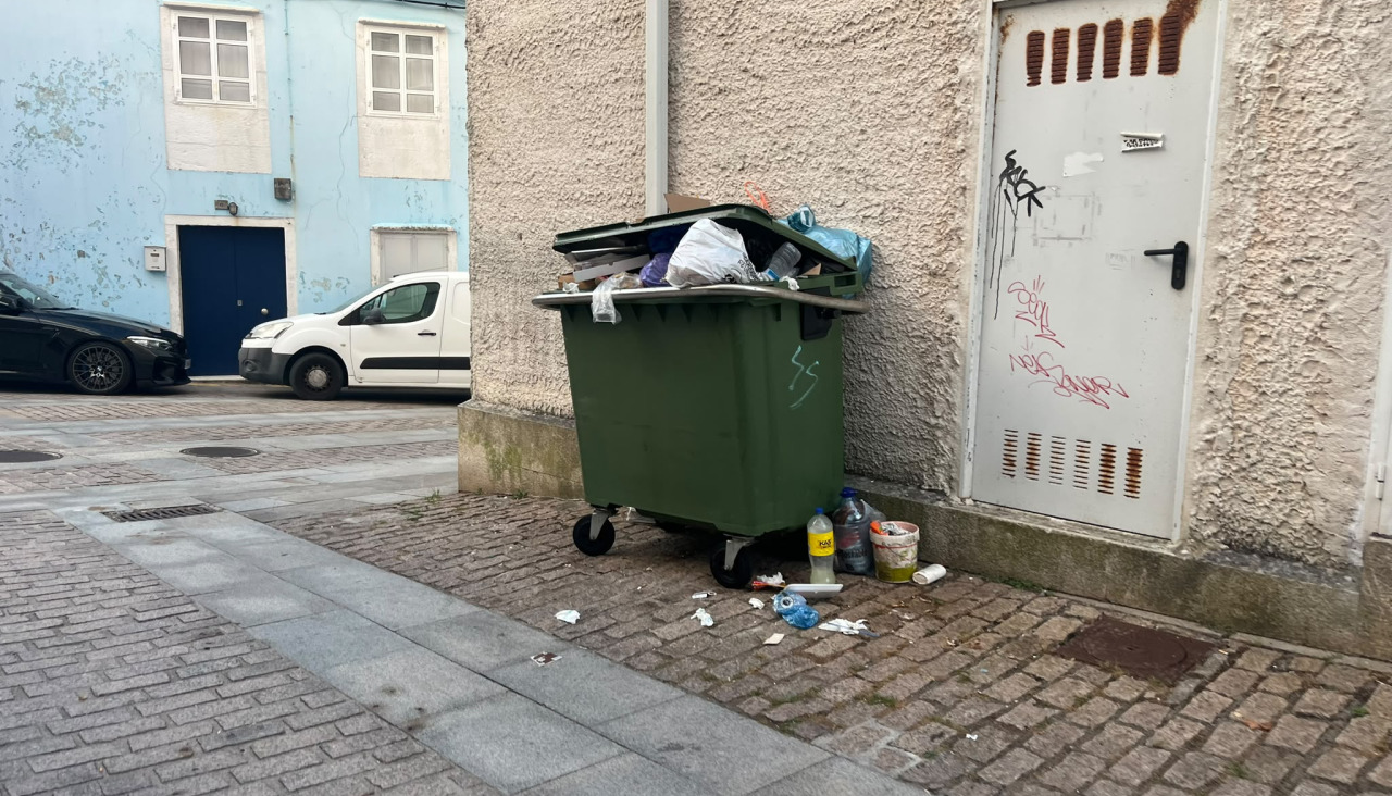 Un contenedor de Corrubedo desbordado de basura