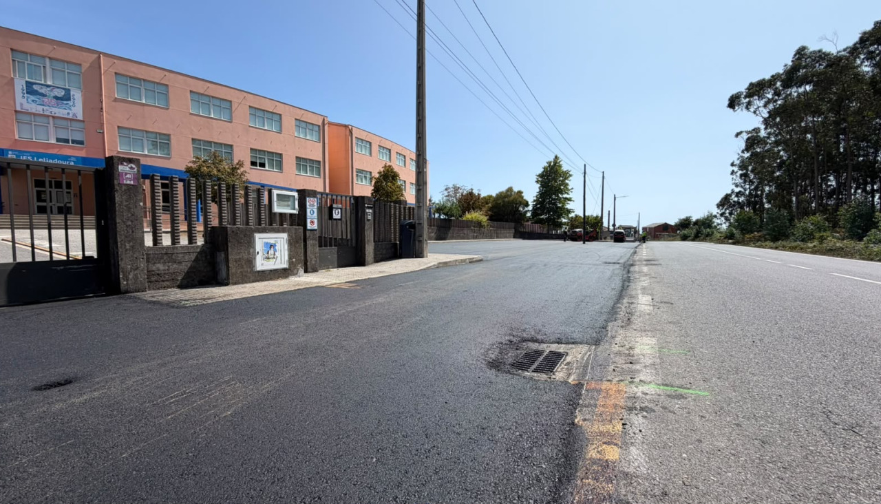 El estacionamiento recién asfaltado