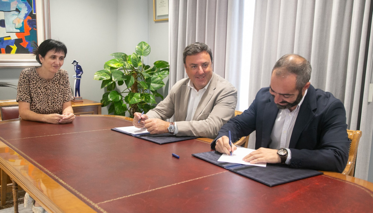 El presidente provincial, Valentín González Formoso, y el alcalde de Rianxo, Julián Bustelo, durante la firma del convenio