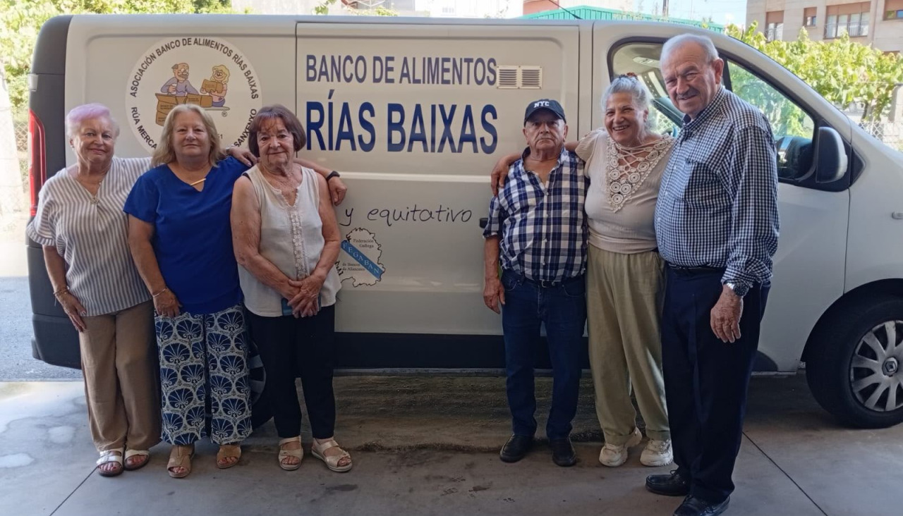 Integrantes del colectivo, frente a un furgón del servicio