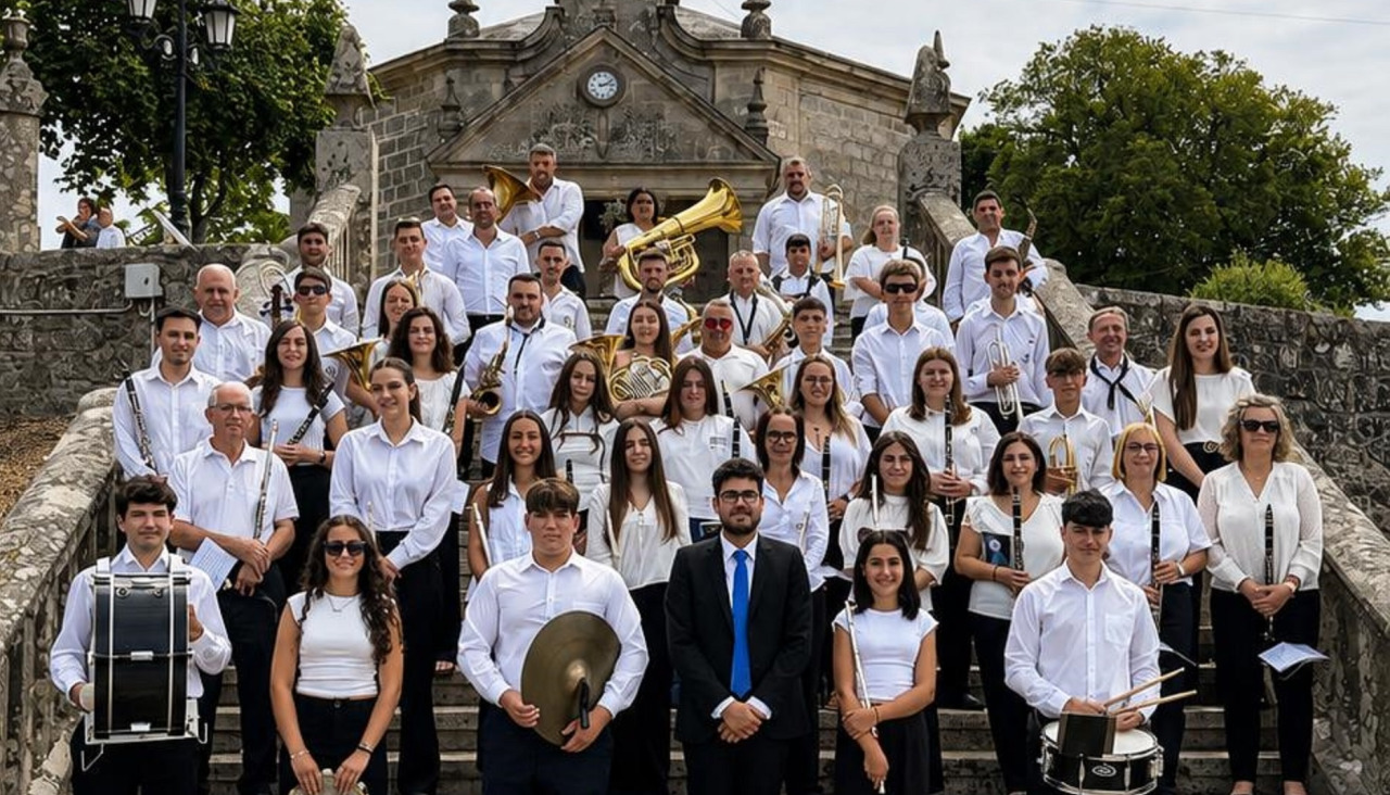 Los músicos de la Banda Nova Lira junto con los exintegrantes reunidos en Amil