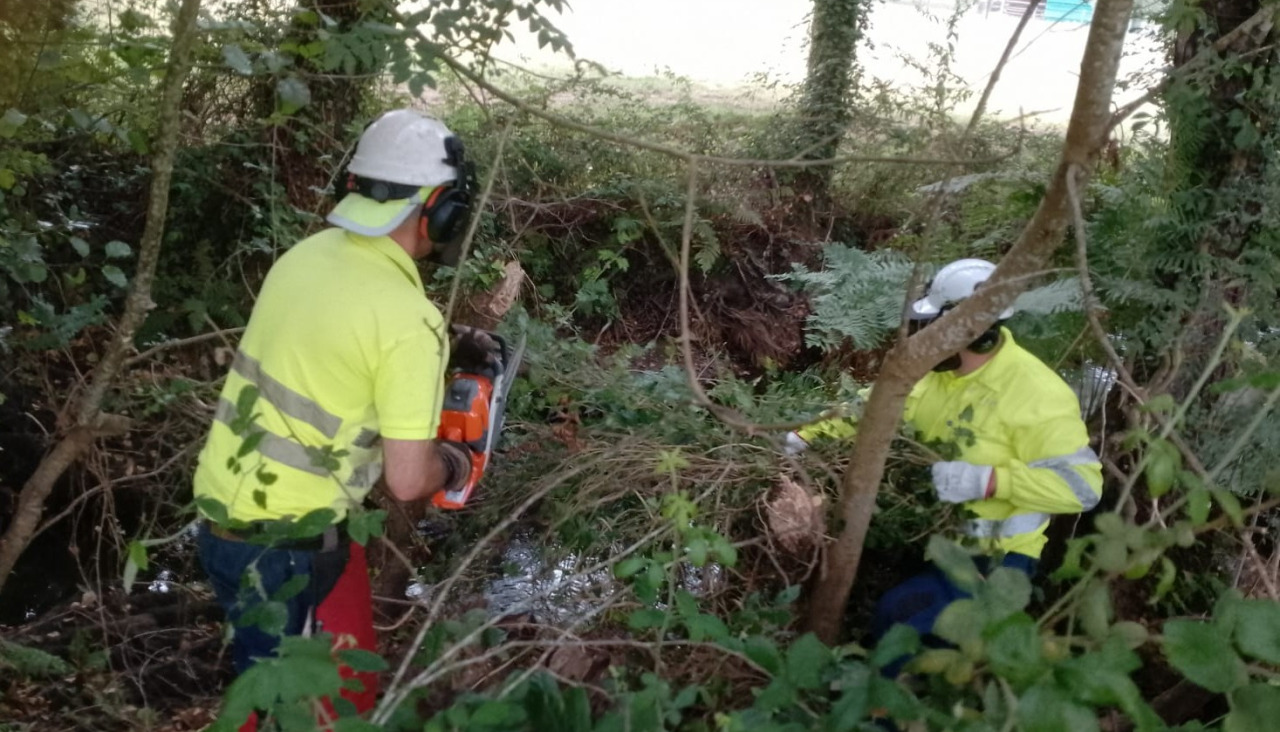 Operarios de Augas de Galicia actuando en Caldas