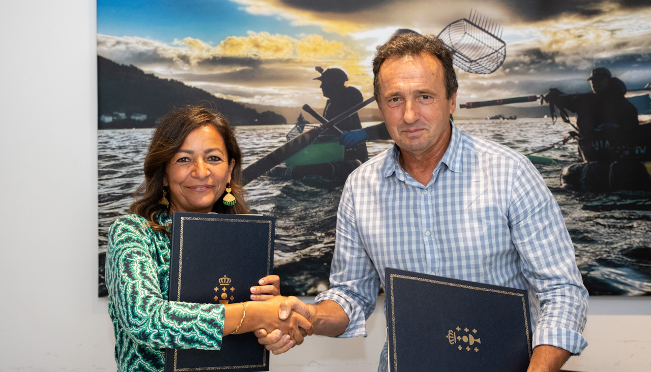 Firma del convenio entre Agalcari y la conselleira do Mar