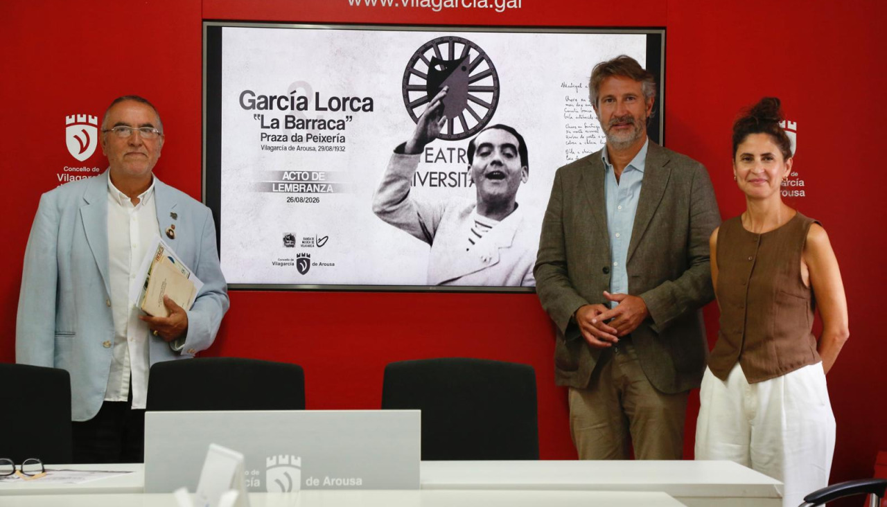 El presidente de Mesa das Verbas, el alcalde y la edila de Cultura en la presentación del homenaje