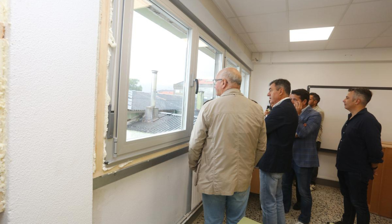 El conselleiro, Román Rodríguez, durante su visita al centro