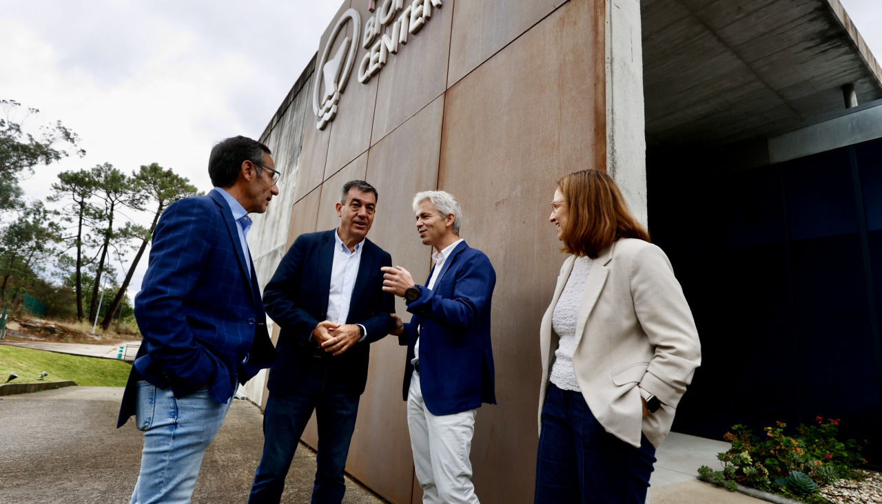 El conselleiro durante du visita a las instalaciones del Nueva Pescanova Biomarine Center