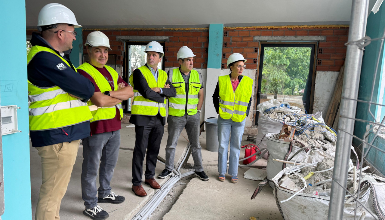 El alcalde , la concejala de Cultura y el arquitecto municipal visitaron ayer el edificio en obras