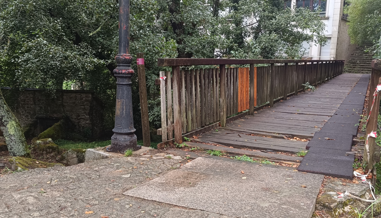 Puente del paseo fluvial que une la rúa da Estación con los Muíños de Abaixo