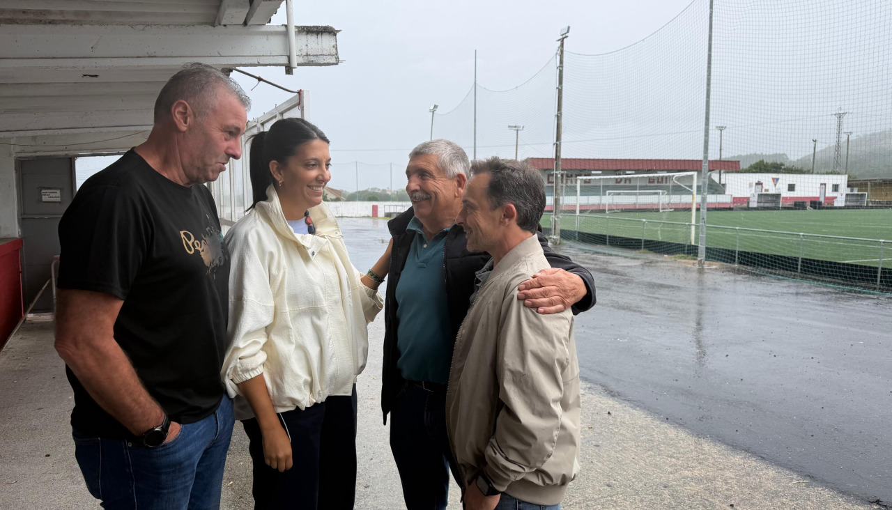 La alcaldesa, María Sampedro, en el terreno de juego junto a miembros del Concello y el presidente del Carreira C.F., Manuel Vendaval