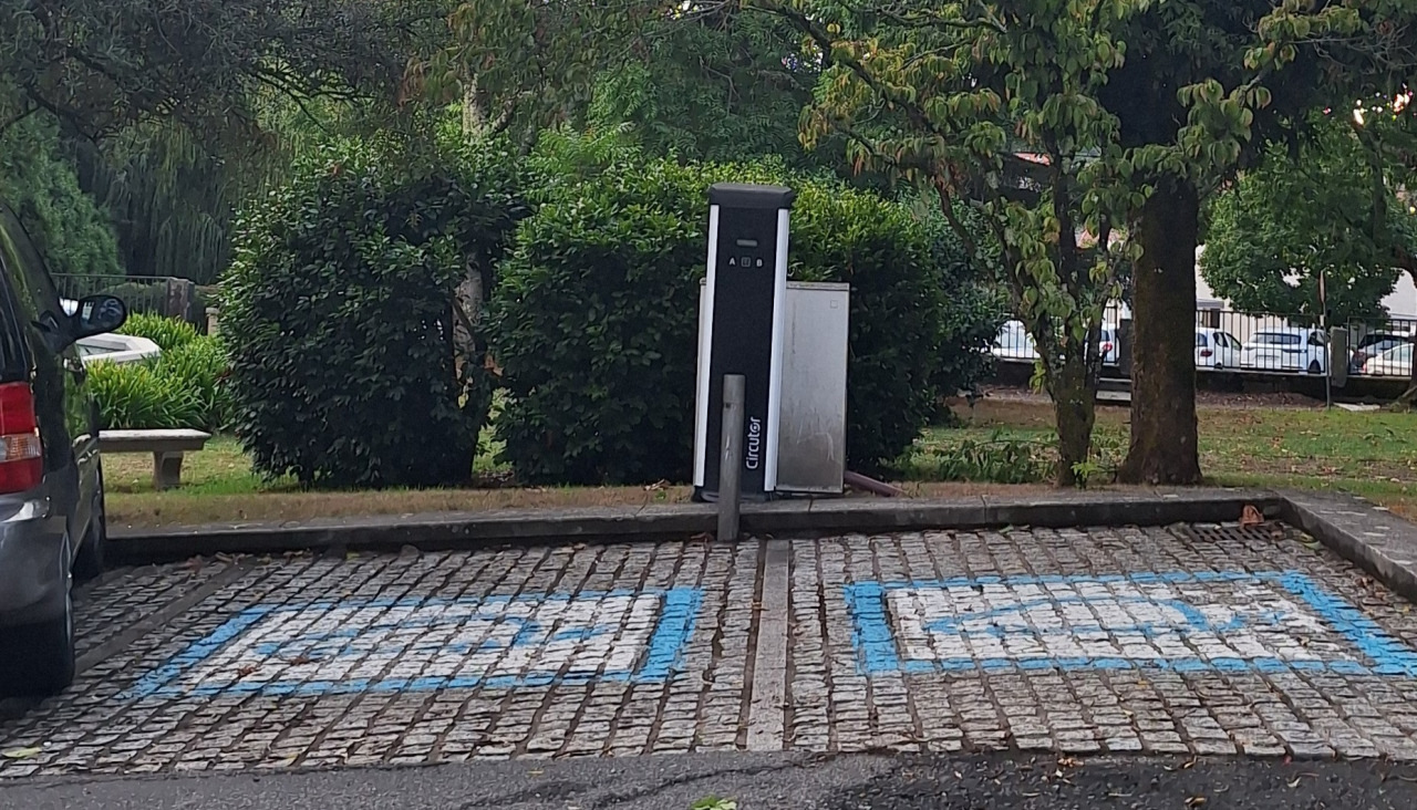 Un punto de carga de vehículos eléctricos