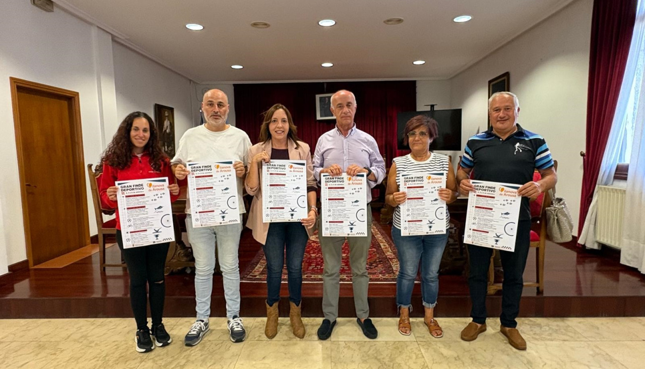El alcalde, Gonzalo Durán, acompañado de organizadores y las edilas de Educación y Deportes