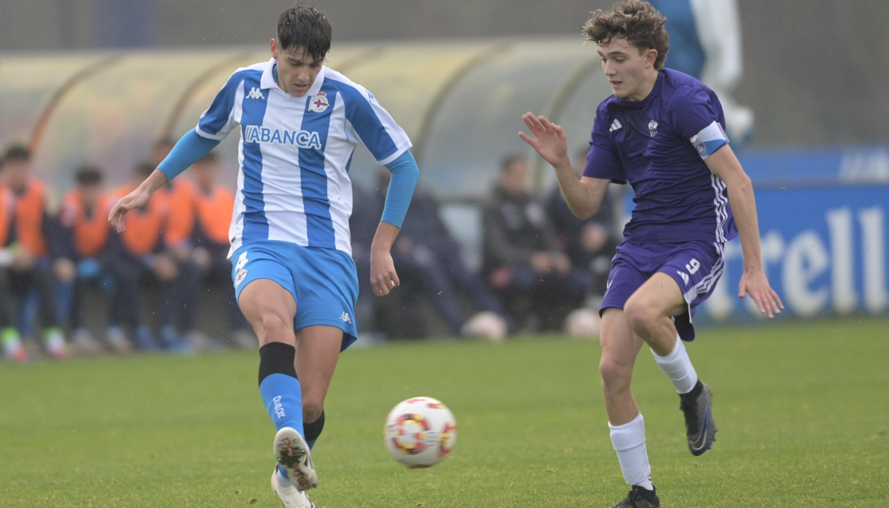 El lucense David Fernández se convierte en la vigésima segunda pieza de la plantilla del Boiro, que está cerradaTemporada 2024-2025Deportivo - Montañeros 5-2David Fernández, central del Dépor, y Enjamio, delantero del Montañeros