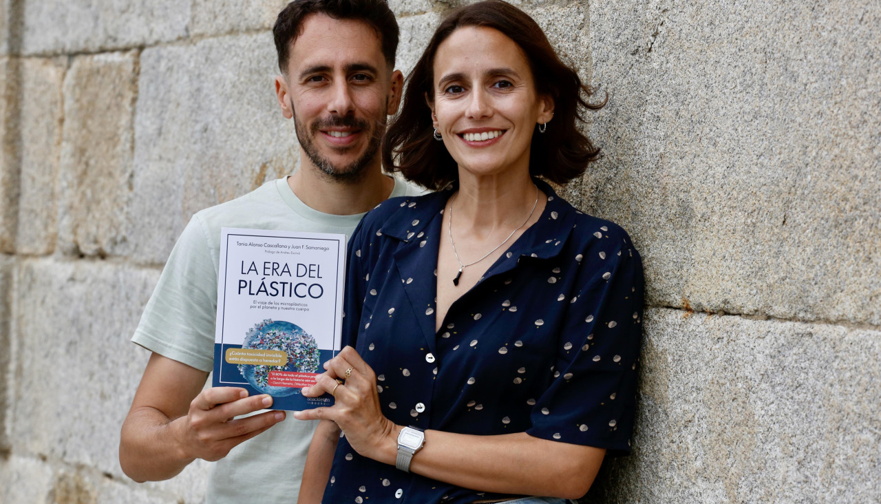 Juan F. Samaniego y Tania Cascallana son los autores de 'La era del plástico'