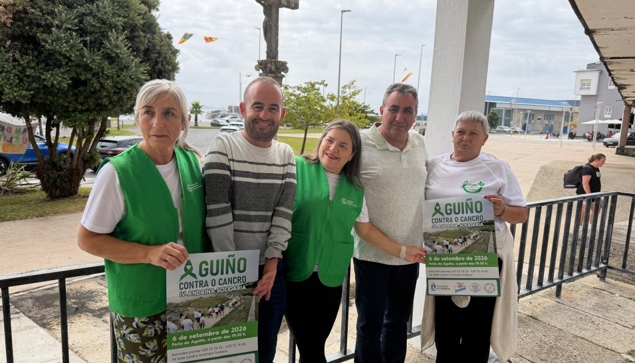 Integrantes de la AECC de Ribeira, el concejal de Deportes, Álex Vidal, y el patrón mayor de la Cofradía de Pescadores de Carreira-Aguiño, José Antonio Santamaría