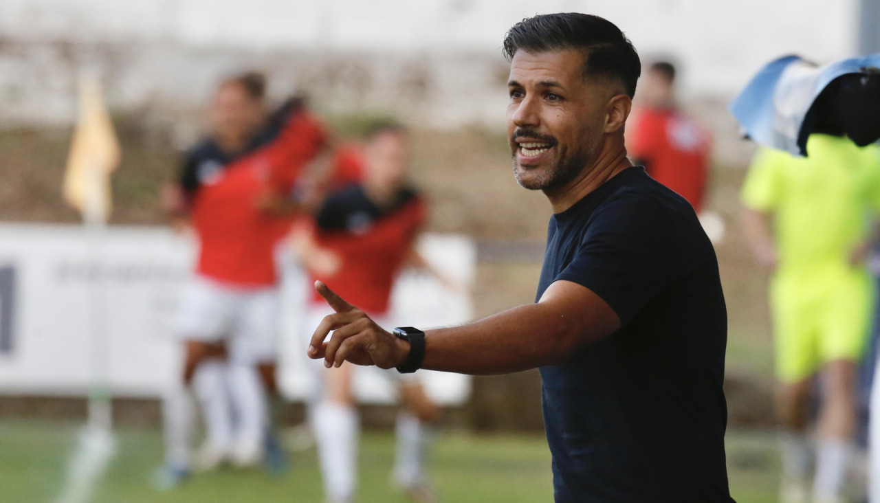 Jose Tizón da indicaciones durante un partido de pretemporada en Barraña