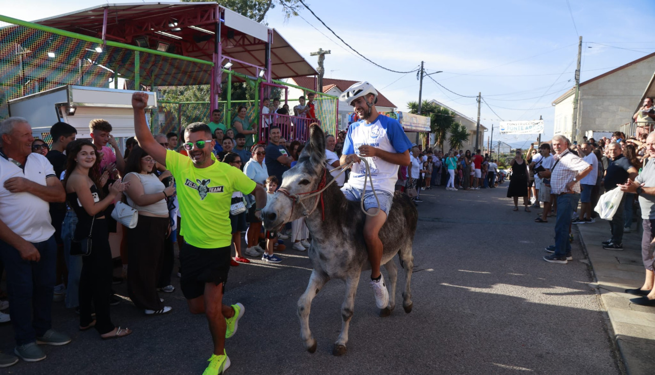 Varios momentos de la edición de hoy de la famosa prueba que es icono de las fiestas de San Roque do Monte, en San Miguel de Deiro