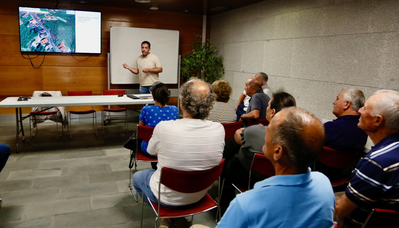 Charla ofrecida por UUAA en Cambados sobre las zonas vulnerables en Cambados, en una imagen de archivo