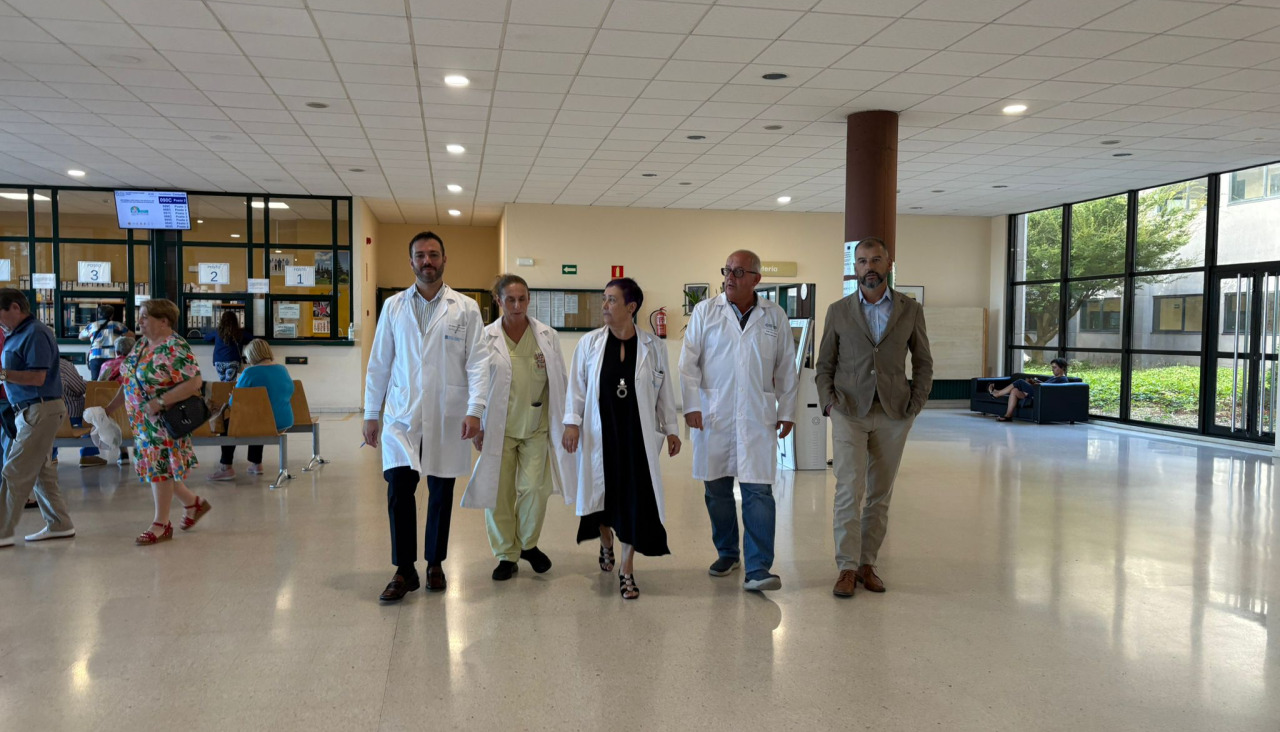El gerente del Servizo Galego de Saúde, Luis León Mateos, durante su visita al Hospital de Barbanza