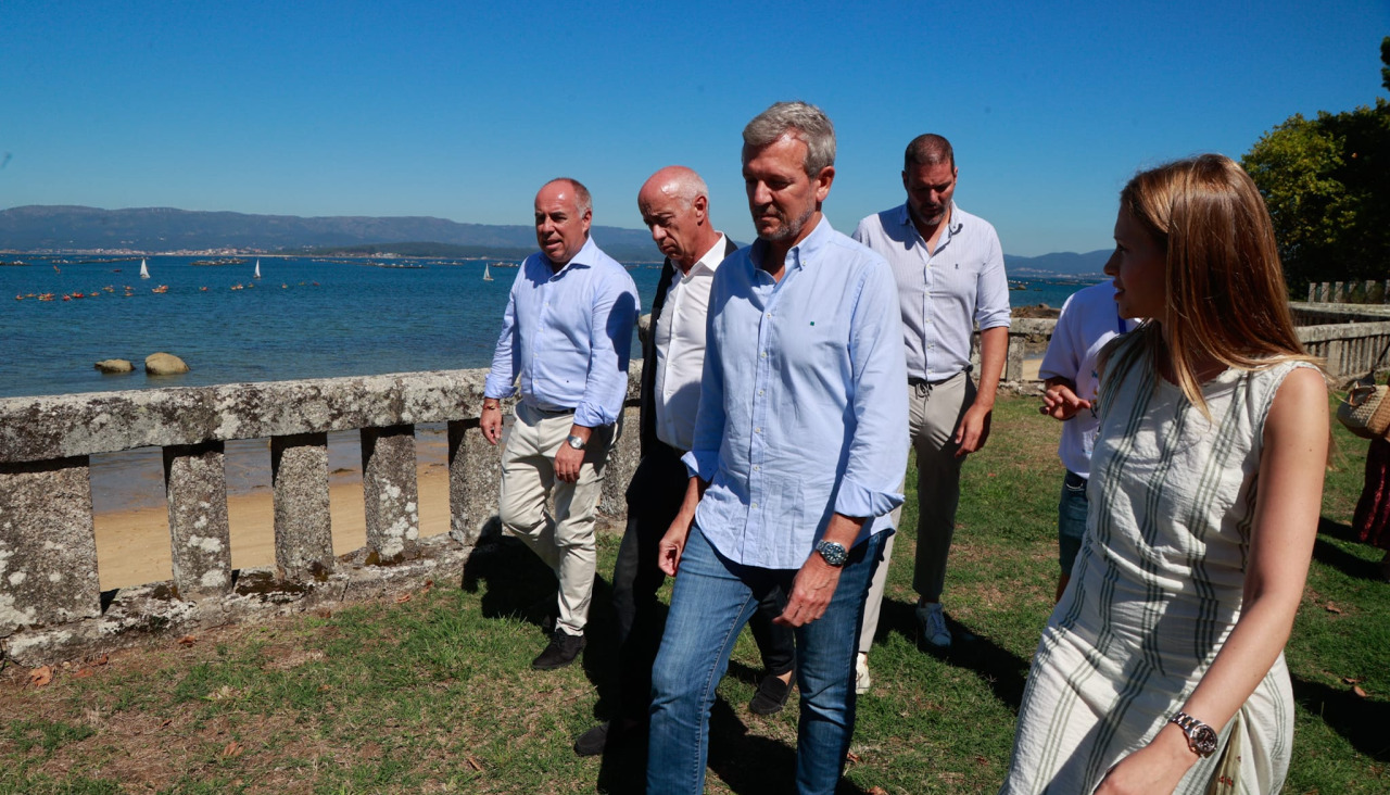 El presidente de la Xunta junto al resto de autoridades, hoy, en la visita al albergue autonómico en As Sinas