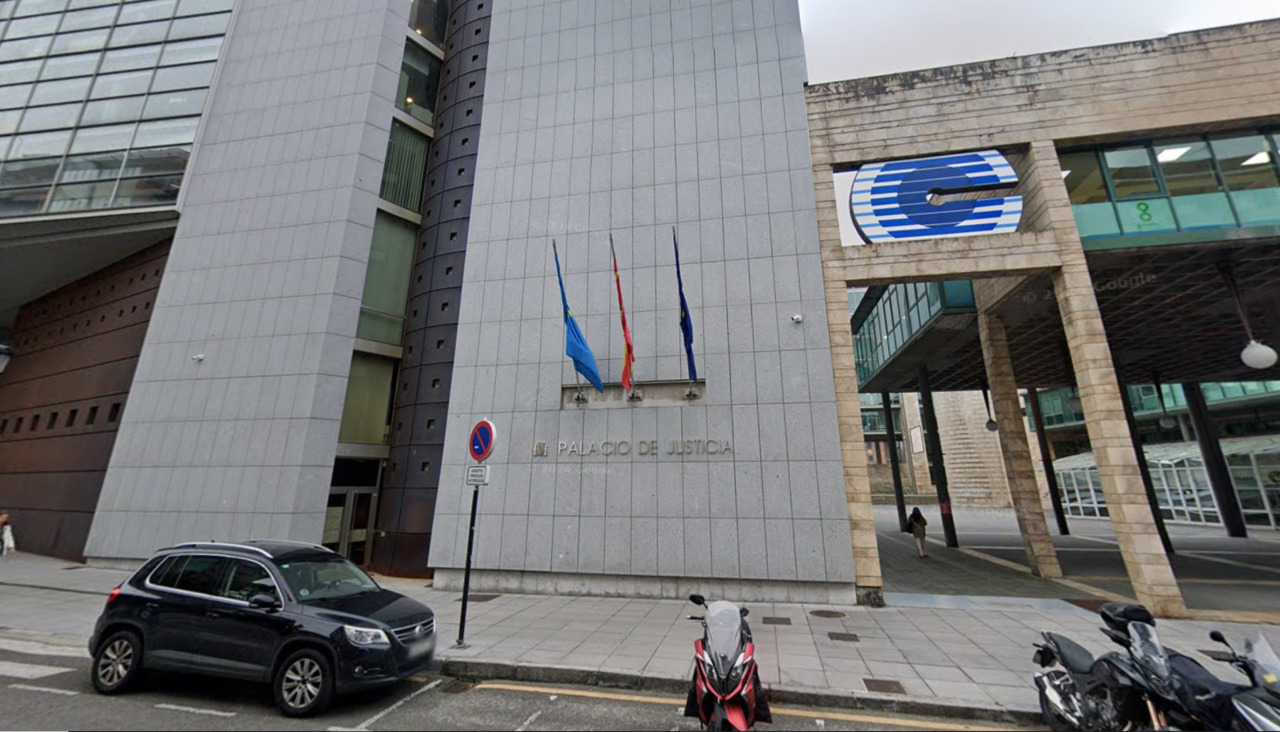 Fachada de la Audiencia de Oviedo