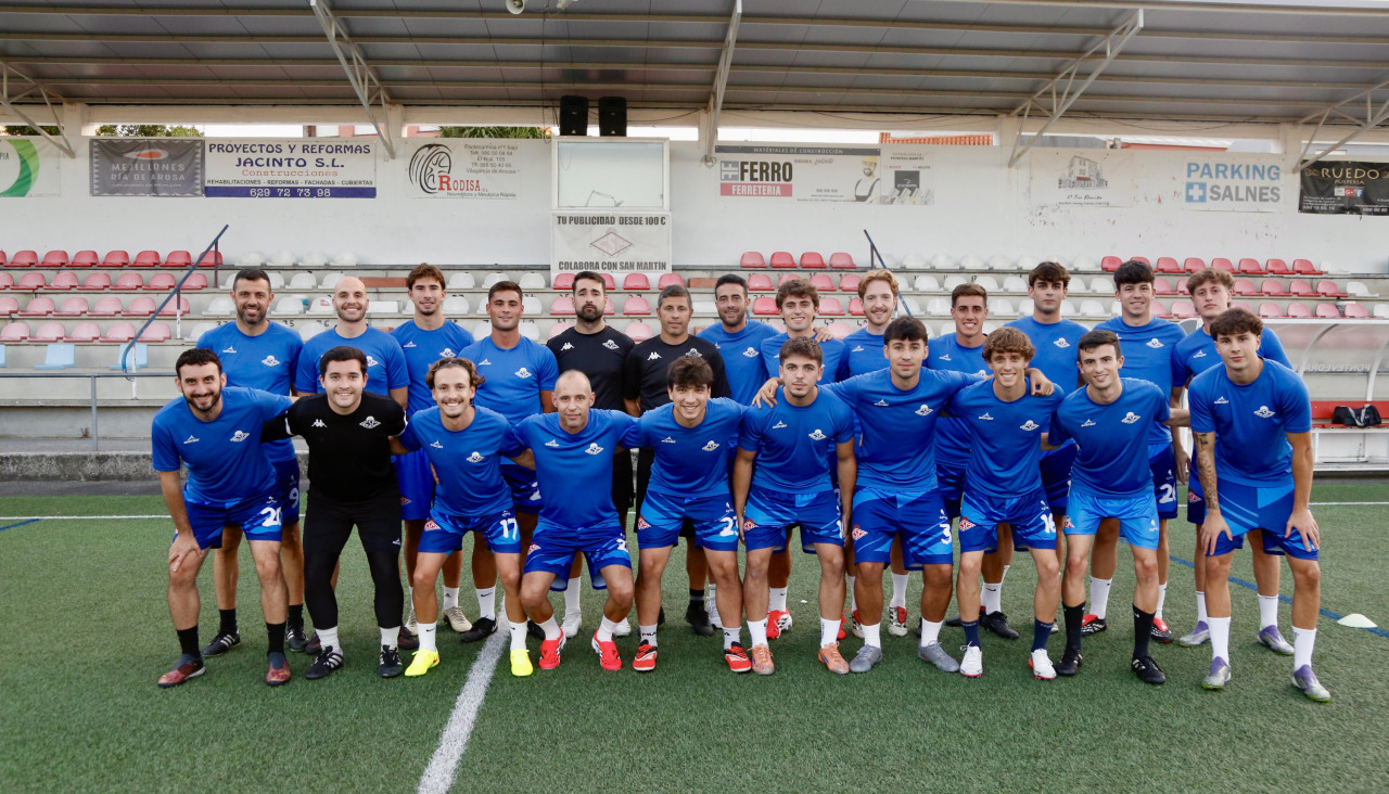 Plantilla del San Martín que comienza la liga esta tarde en Vilaxoán ante el Abanqueiro