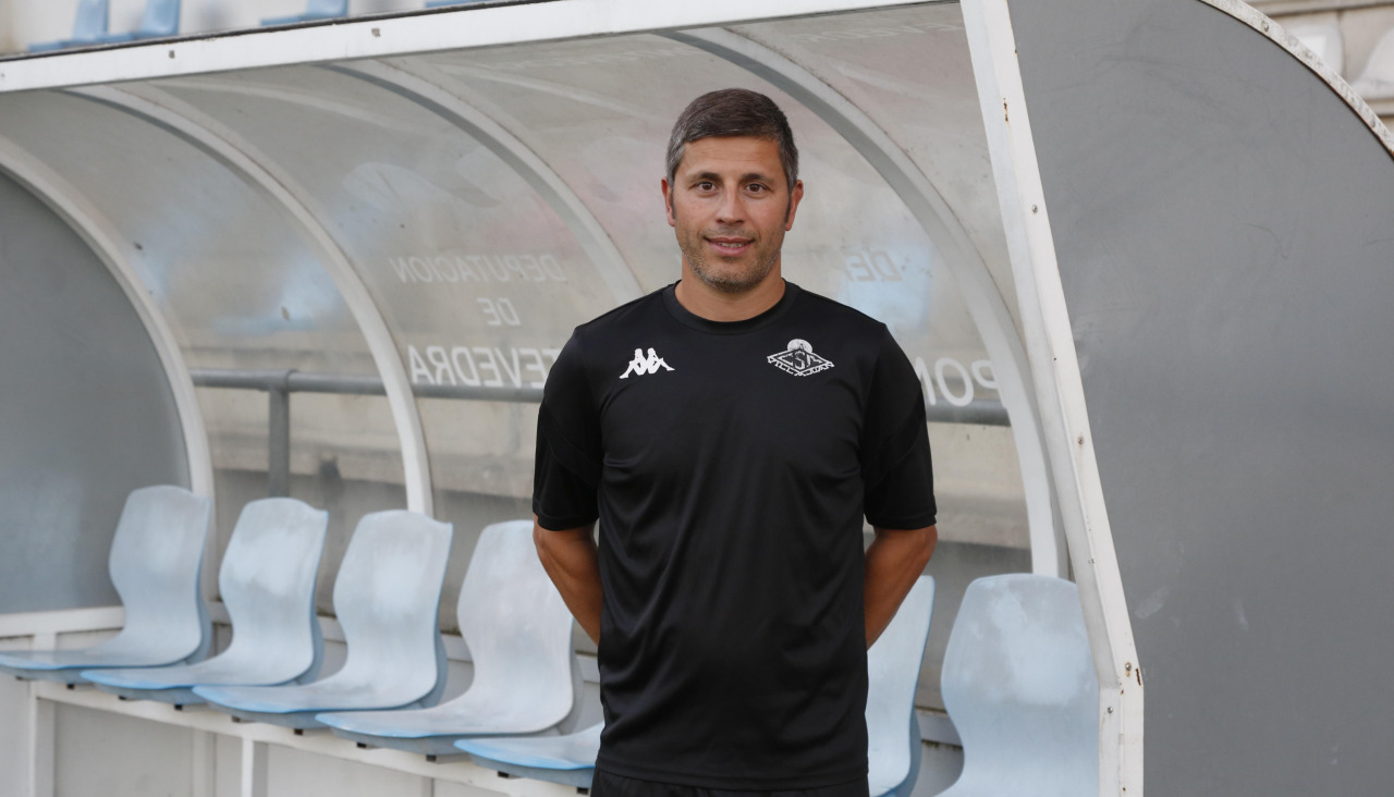 Pedro Carregal afronta su segunda temporada en el fútbol sénior al frente del San Martín de Vilaxoán, que tiene una interesante plantilla que mezcla juventud y veteranía