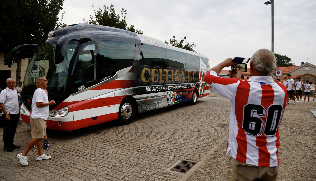 El Céltiga cuenta con un autobús vinilado con sus colores en la temporada de su centenario