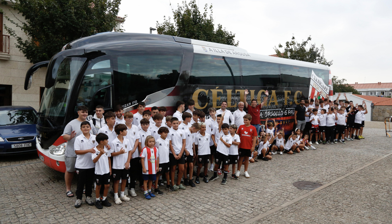 Los jugadores de la cantera rojiblanco estrenaron esta tarde el autobús rotulado del club
