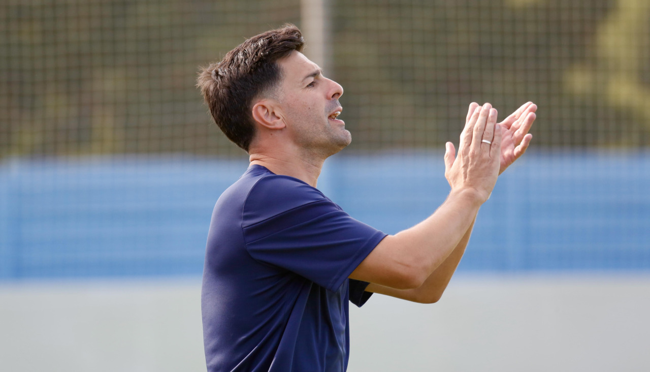 Gonza Fernández aplaude a sus jugadores durante un partido de pretemporada